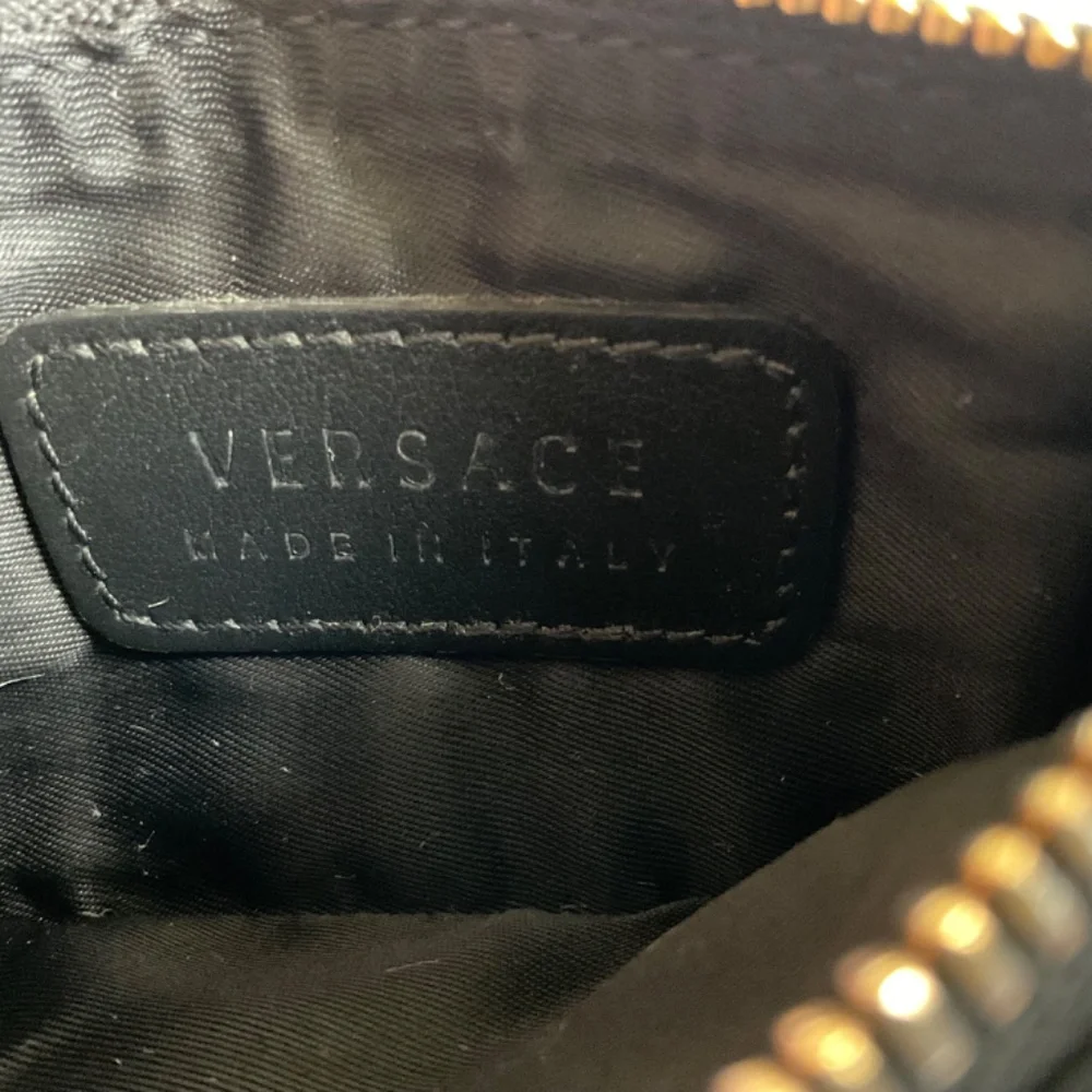 •Versace Black Leather Embossed La Grecca Medusa Cards Holder Zip Coins Wallet